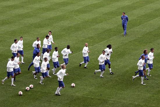 图文-荷兰队备战欧锦赛预选赛 队员训练热情高