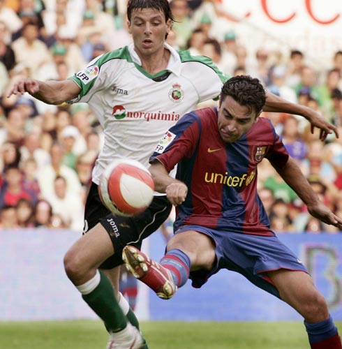 图文-[西甲]桑坦德vs巴塞罗那 哈维在中场策动攻