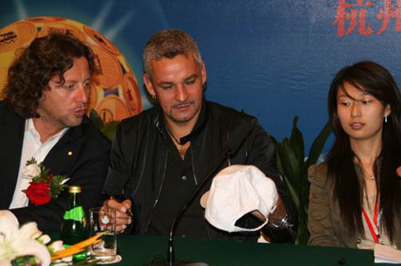 图文-巴乔杭州见面会有求必应 巴乔聚精会神看