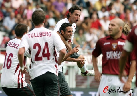 图文-[意甲]都灵队vs雷吉纳队 雷吉纳队员庆祝进