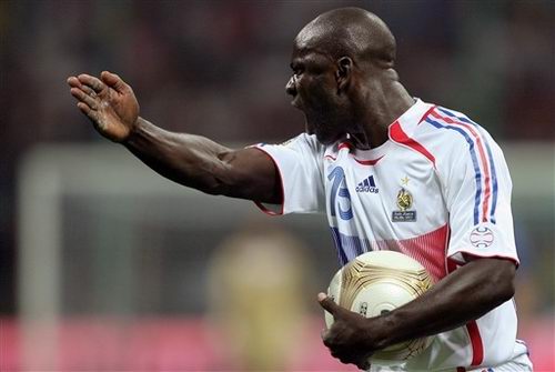 欧预赛-意大利主场0-0平法国 因扎吉射中门楣(