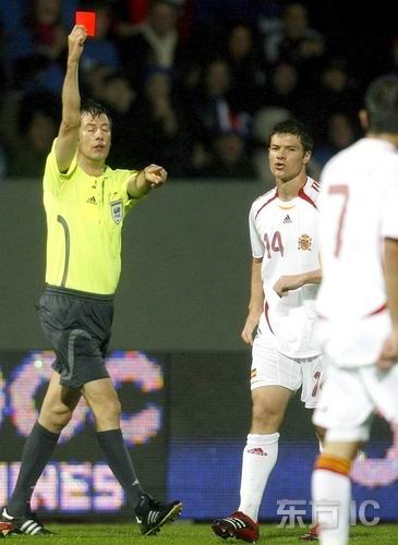 图文-[欧锦赛]冰岛VS西班牙 阿隆素犯规被罚出