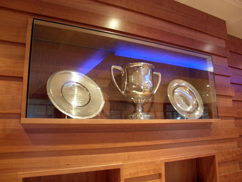 图文-新浪网友参观切尔西俱乐部 切尔西奖杯陈