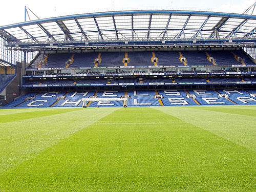 为什么虹口足球场看台不造得像曼联的一样近?