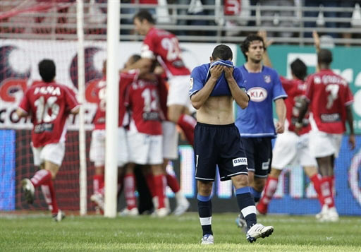 图文-[西甲]穆西亚1-1马德里竞技 马竞队员颜面