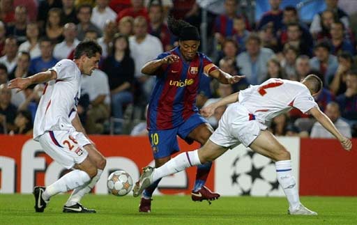 图文-[冠军杯]巴塞罗那VS里昂 小罗控球如此轻