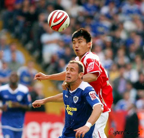 图文-[英冠]查尔顿2-0莱切斯特郑智拼争如此积极