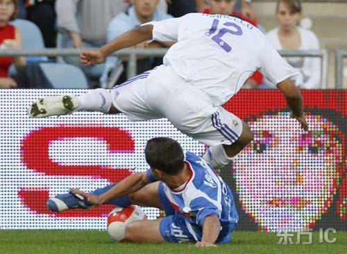 图文-[西甲]赫塔菲VS皇家马德里 马塞洛惊险一