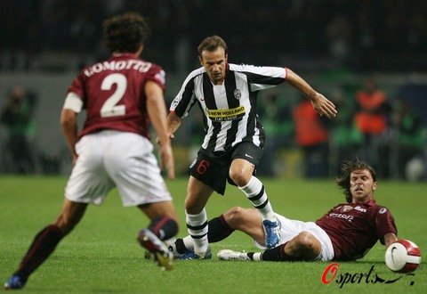 图文-[意甲]都灵队0-1尤文图斯 扎内蒂背后遭狠