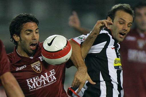 图文-[意甲]都灵队VS尤文图斯 扎内蒂和对手纠