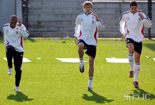 图文-德国队训练备战08欧锦赛 大家一起高抬腿_国际足坛-德国_NIKE新浪竞技风暴_新浪网