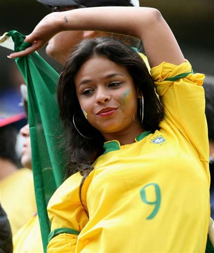 图文-[世预赛]哥伦比亚VS巴西队 美女球迷耐心等待_国际足坛-五洲热报_NIKE新浪竞技风暴_新浪网