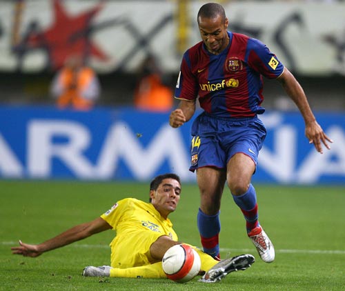 图文-[西甲]比利亚雷亚尔vs巴萨 亨利的表情有点