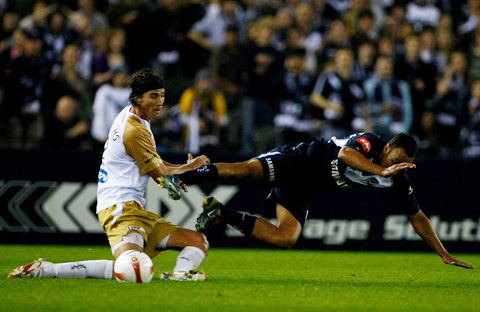 图文-澳大利亚足球超级联赛 双方球员拼抢十分