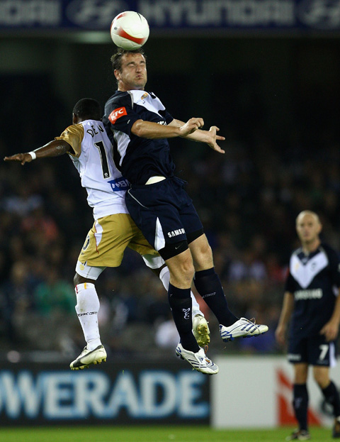 图文-澳大利亚足球超级联赛 这个球应该属于我