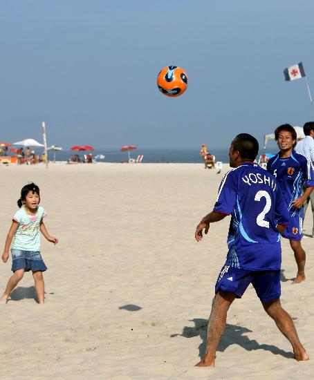 图文-沙滩足球世界杯赛即将开幕 日本队忙里偷