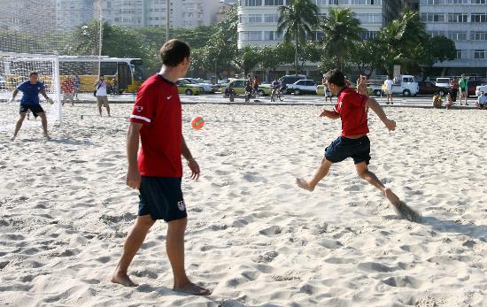 图文-沙滩足球世界杯赛即将开幕 美国队员积极