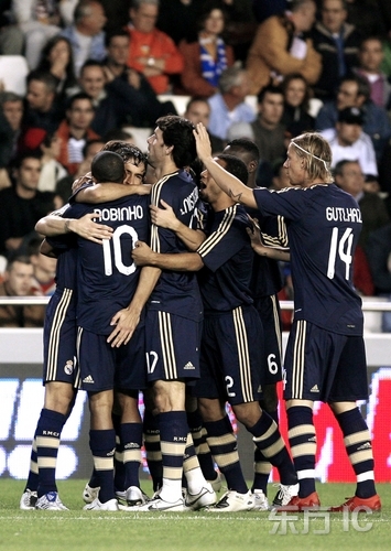 图文-[西甲]瓦伦西亚vs皇马 皇马队员庆祝进球_