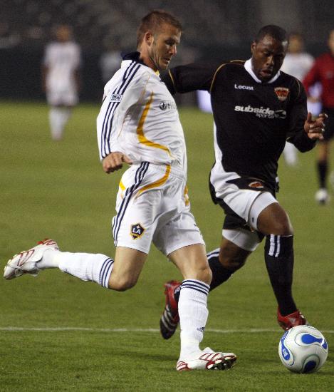 图文-贝克汉姆现身慈善比赛 小贝认真投入比赛