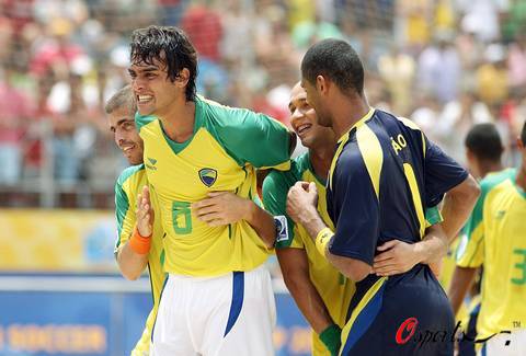 图文-沙滩足球世界杯巴西卫冕 巴西队员庆祝夺