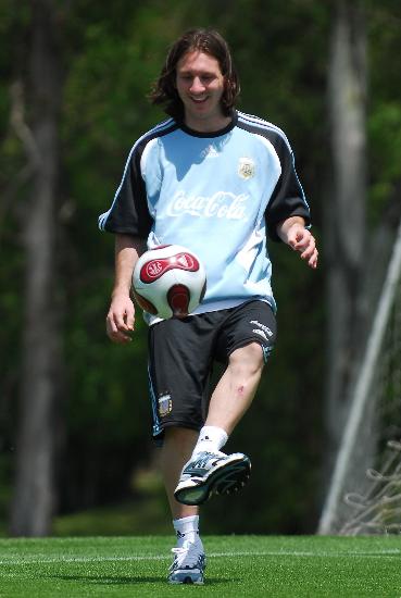 图文-阿根廷集结备战世界杯外围赛梅西灿烂笑容