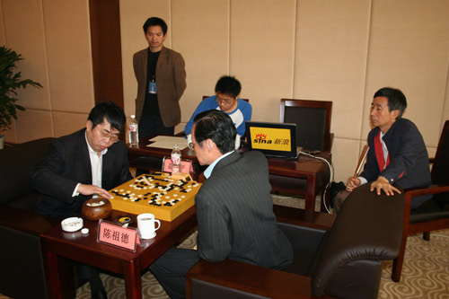 综合体育 棋牌 正文 北京时间10月27日,2007年"商业杯"围棋元老邀请