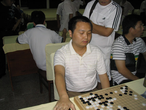 图文-江西业余围棋联赛第5轮 南昌主将姜磊状态极佳
