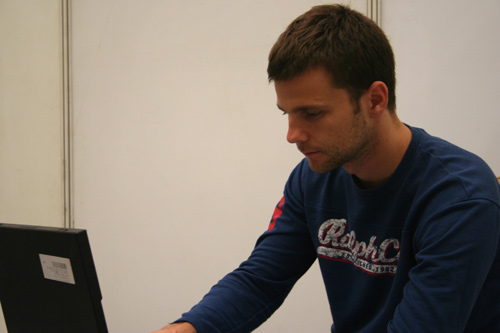 图文-桥牌世锦赛进入第4天 老外帅哥网络直播