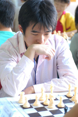 图文-华源杯国际象棋赛激战 赵骏思考对局