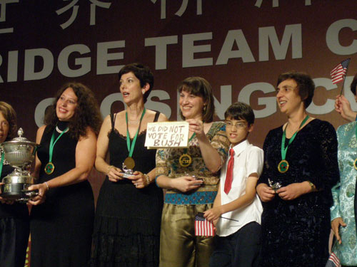 图文-2007桥牌世锦赛闭幕式美国队领奖手持标语