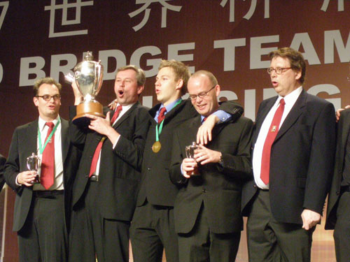 图文-2007桥牌世锦赛闭幕式挪威队享受兴奋时光