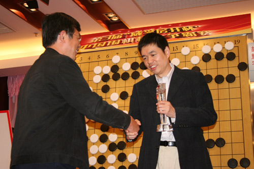 图文-中国围棋棋王争霸赛决赛 马晓春接受亚军奖杯