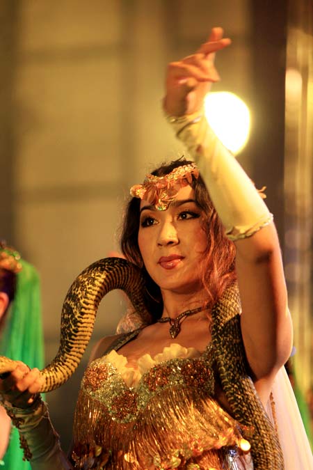 人蛇共舞香艳四射