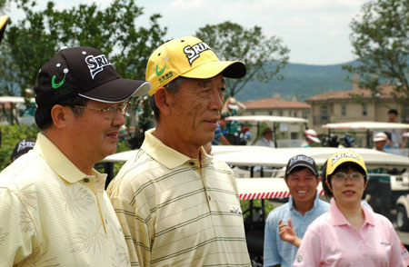 图文-业巡赛杭州中信银行站开杆 王军与张蔚文