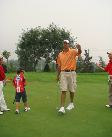 图文-NBA巨星巴蒂尔挥杆天一 球场抓鸟乐开怀