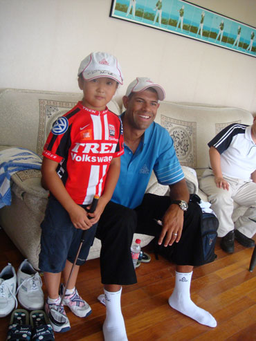 图文-NBA巨星巴蒂尔挥杆天一 与大球星合影_