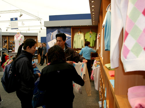 ͼ��-�и�Э�쵼��ĦӢ���������ιۼ���Ʒչ��