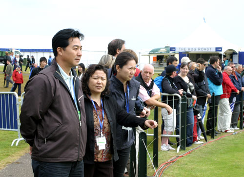 ͼ��-�и�Э�쵼��ĦӢ���������ۿ���Ա����