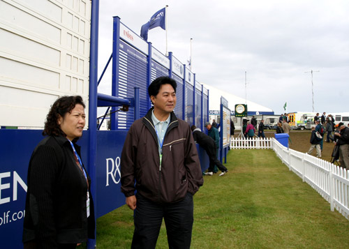 ͼ��-�и�Э�쵼��ĦӢ�������������Ƿ���ǰ