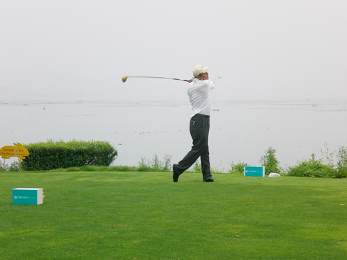 图文-民生银行白金卡邀请赛 总杆冠军范卓明开