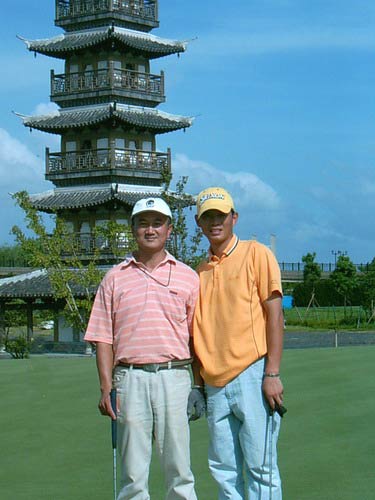 图文-招行白金卡上海站收杆 忙里偷闲合个影_