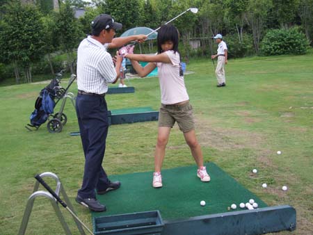 图文-广州九龙湖高尔夫夏令营 教练精心指导_