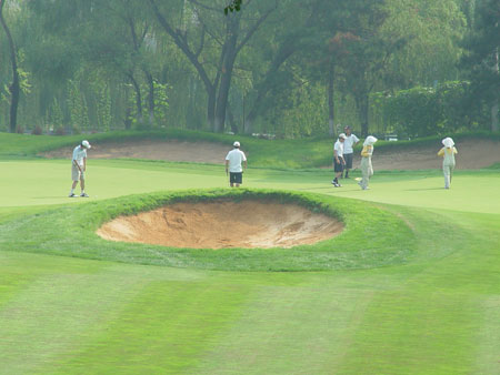 图文-招行白金卡高尔夫联谊赛 沙坑密布考验技