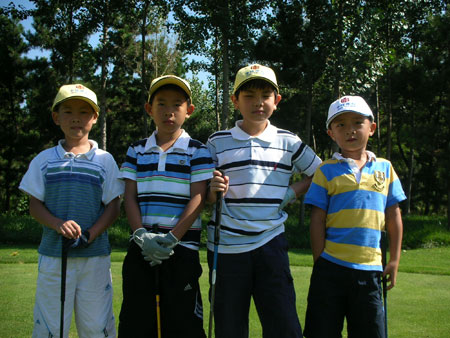 图文-中信银行高尔夫夏令营 四位好朋友合照_
