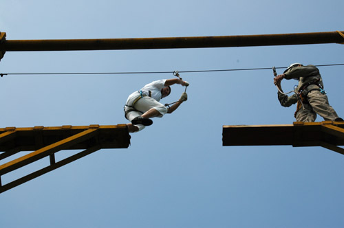 图文-EMBA班恩瑞拓展活动 跨越断桥_综合体育