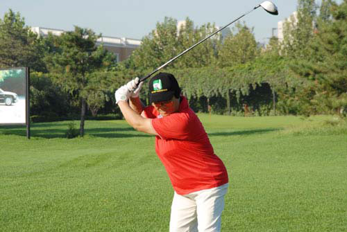 邓先群少将开球