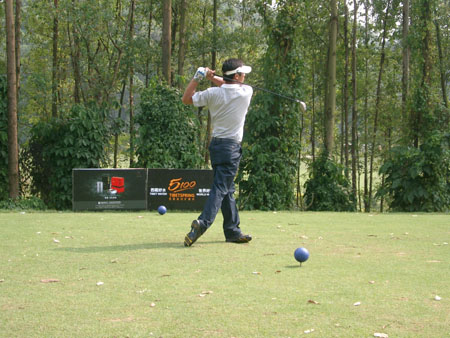 图文-招行白金卡联谊赛 刘斌开球颇具职业风范