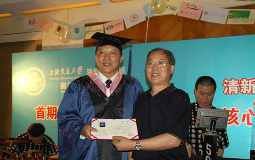 图文首期emba班毕业张友同学接受证书