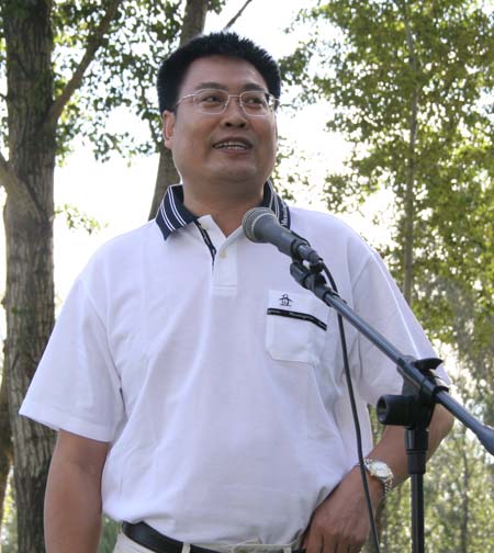 图文-精品名人赛开球仪式 精品常务副总编王明亮