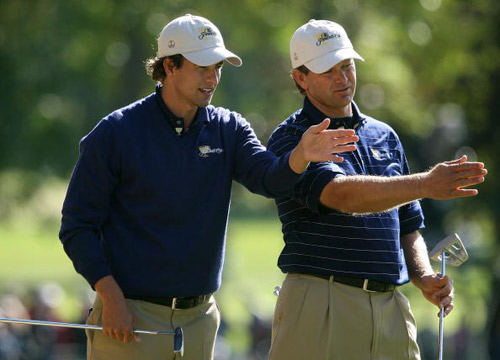 图文-总统杯球员并肩作战 针对果岭研究推杆策